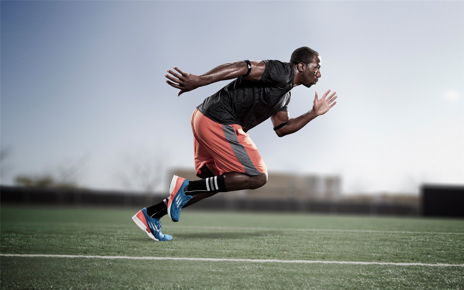 开云体育登陆入口-五大联赛是否推行以中场站位弹性应对不同对手策略，五大联赛场地大小